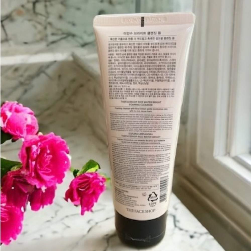 The Face Shop Korean Rice Water Bright Foaming Cleanser - Picture 2 of 6